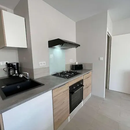 Apartment Renove 2 Pieces, Terrasse, Parking Prive, Proche Et Commerces - Fr-1-224c-192
