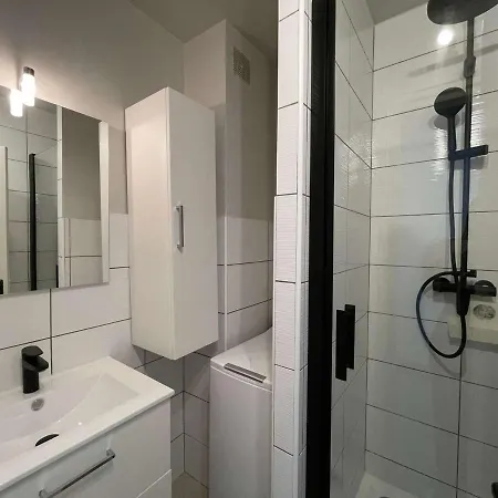 Apartment Renove 2 Pieces, Terrasse, Parking Prive, Proche Et Commerces - Fr-1-224c-192